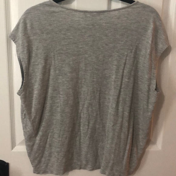 Heather Grey F21 Top🦋 - Picture 2 of 3